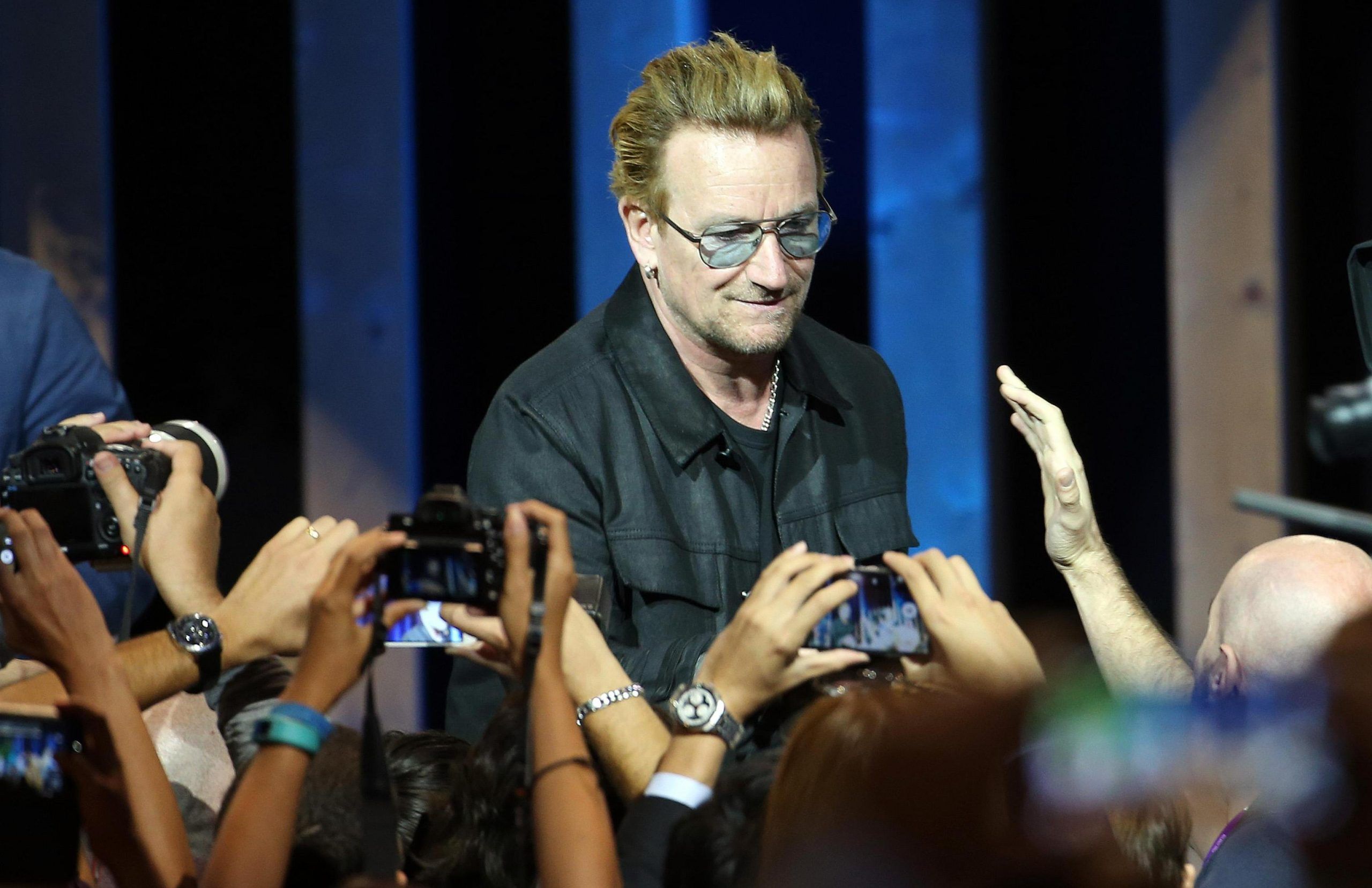 Bono degli U2 cade dal palco durante un concerto a Chicago