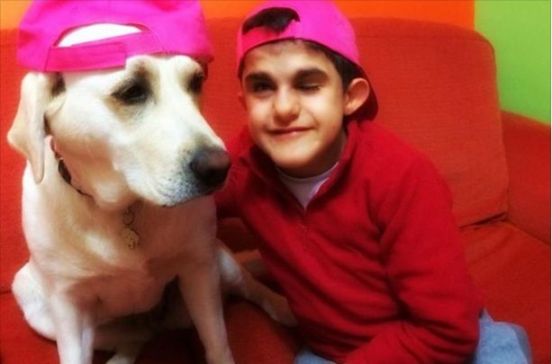 Carlo e Lulù: la storia di un’amicizia speciale tra un bambino sordo e un cane