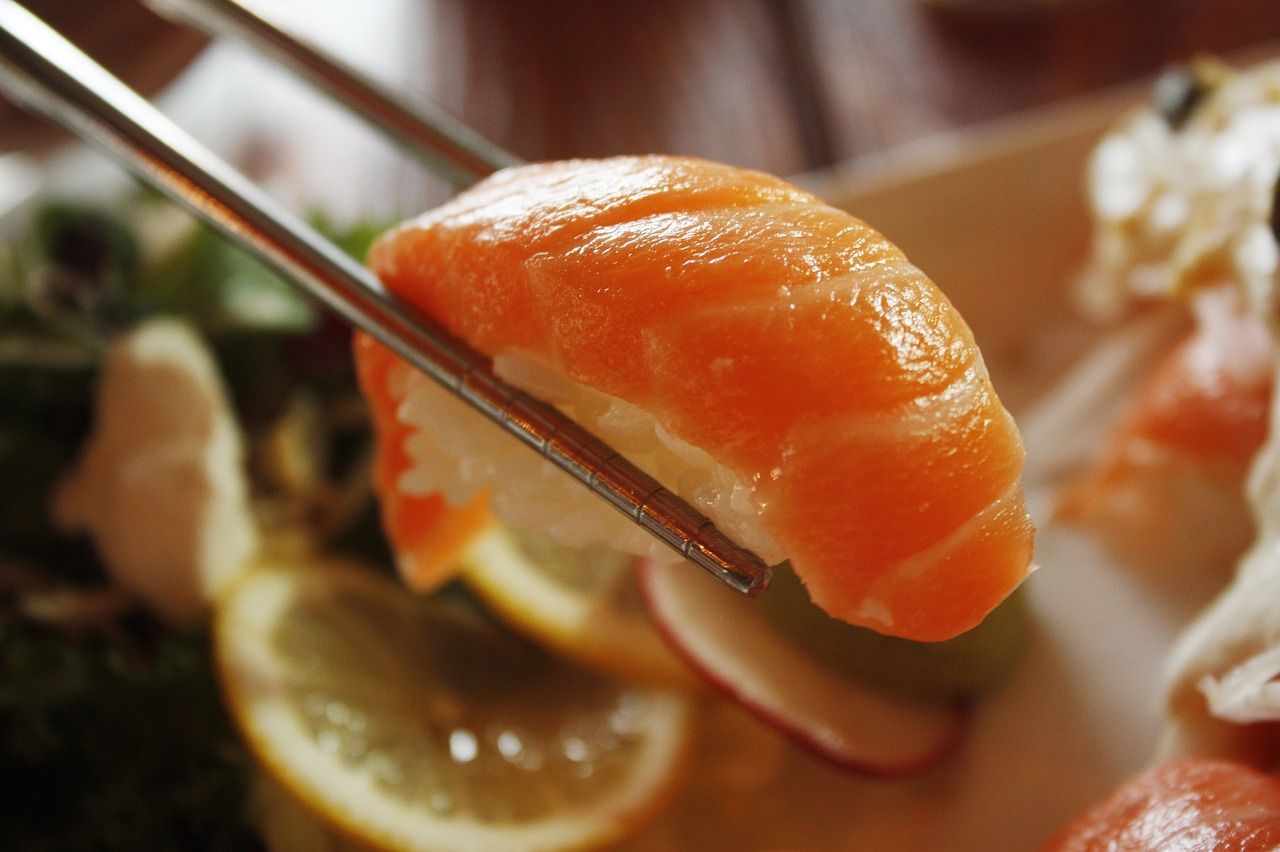 Giappone il sushi è così fresco che tenta di scappare dal piatto