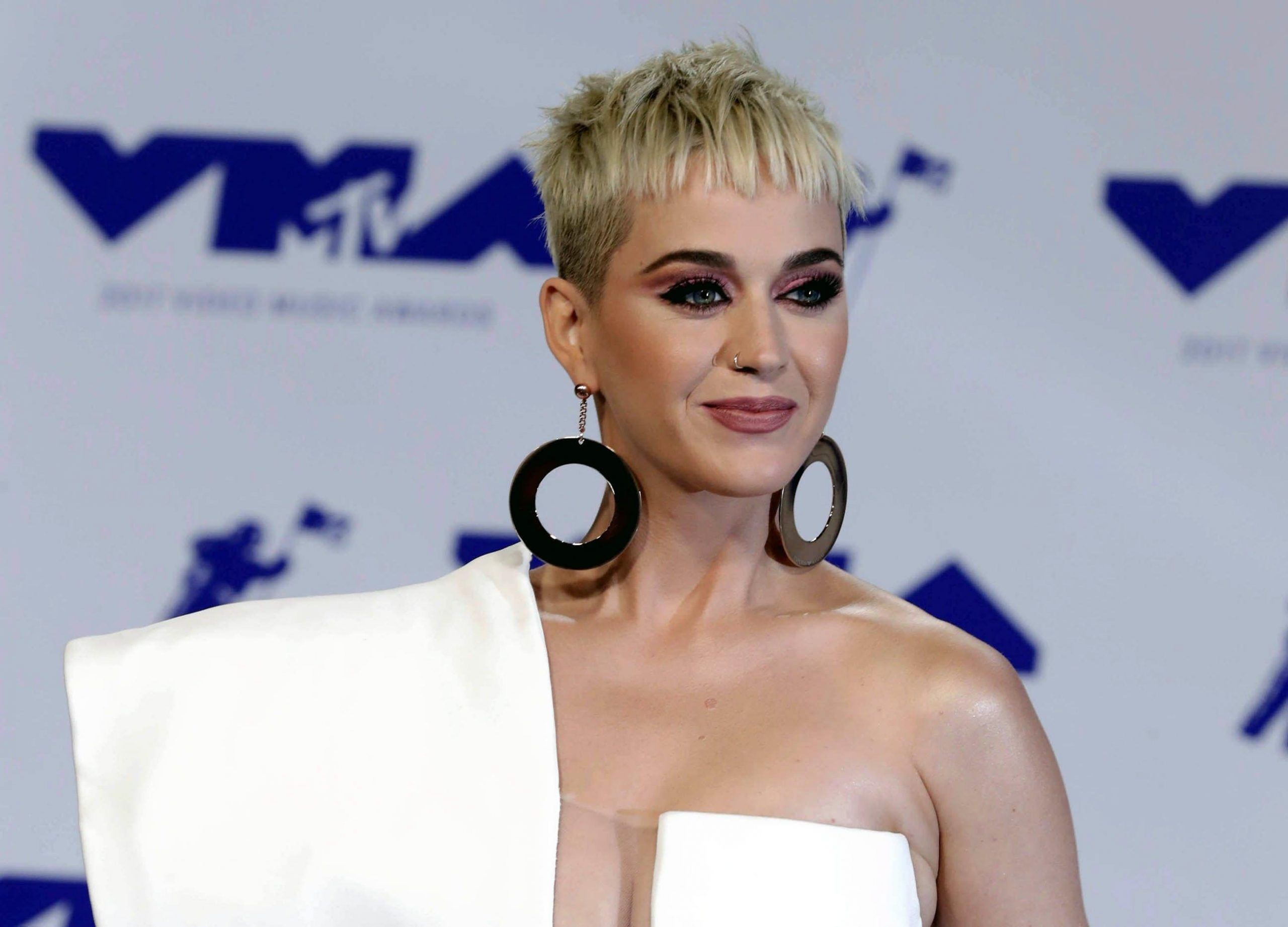 Katy Perry critica Meghan Markle per il suo abito da sposa: ‘Ha vinto Kate Middleton’