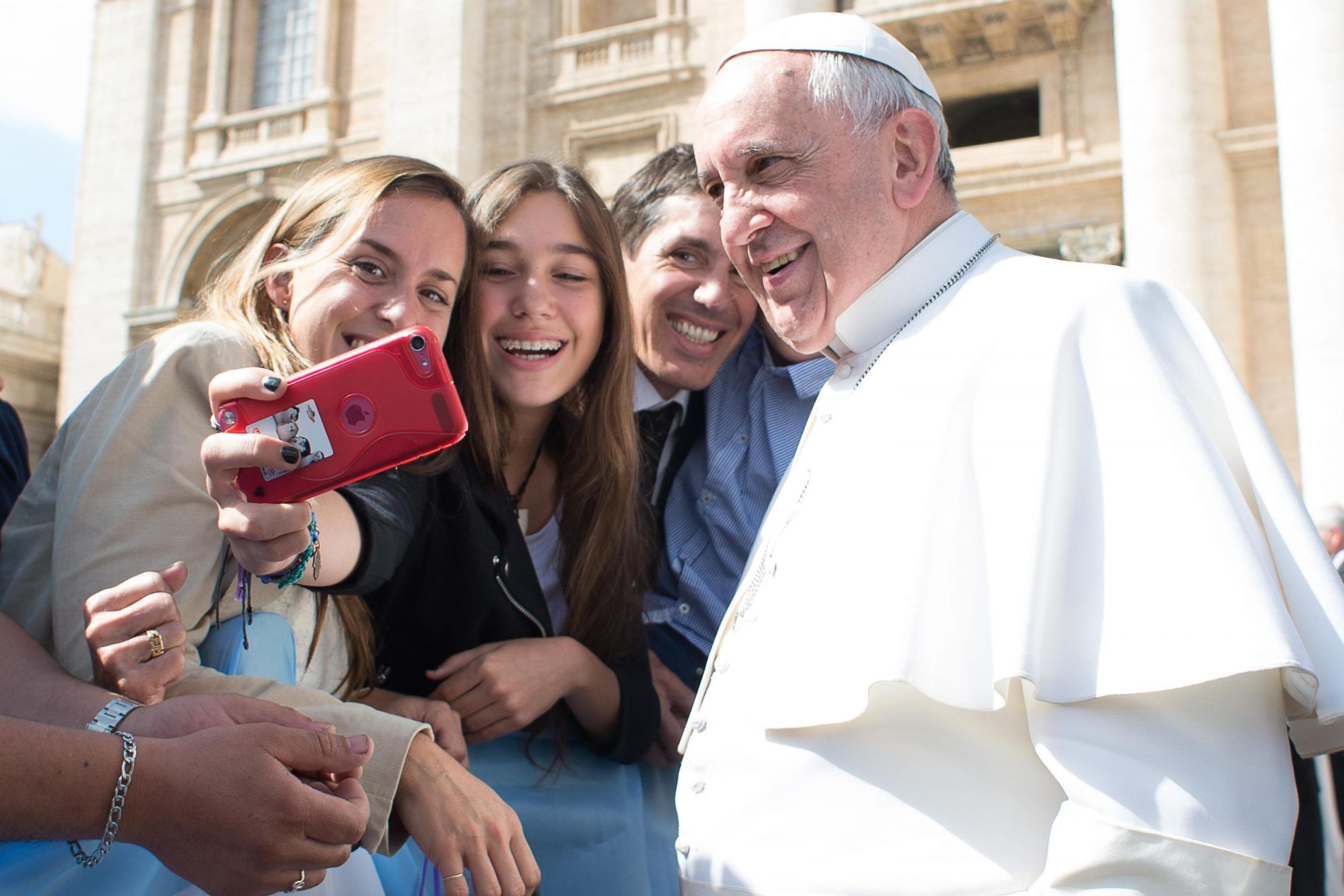 Papa Francesceo preoccupato per i giovani 'Troppi selfie, non gli interessa stringermi la mano'