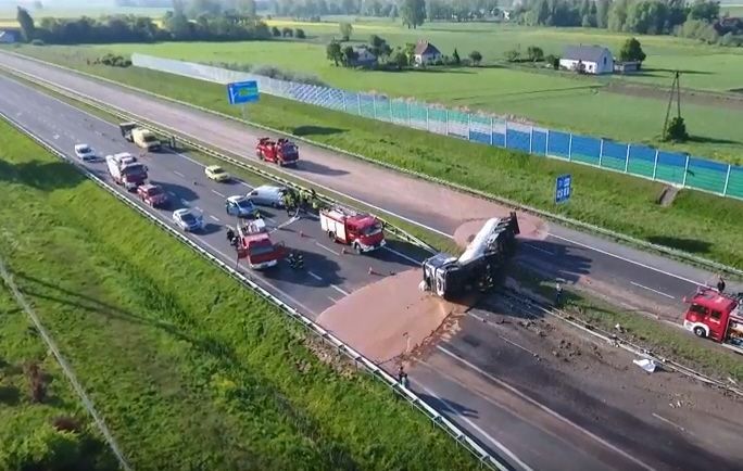 Polonia camion con 12 tonnellate di cioccolato si ribalta in autostrada