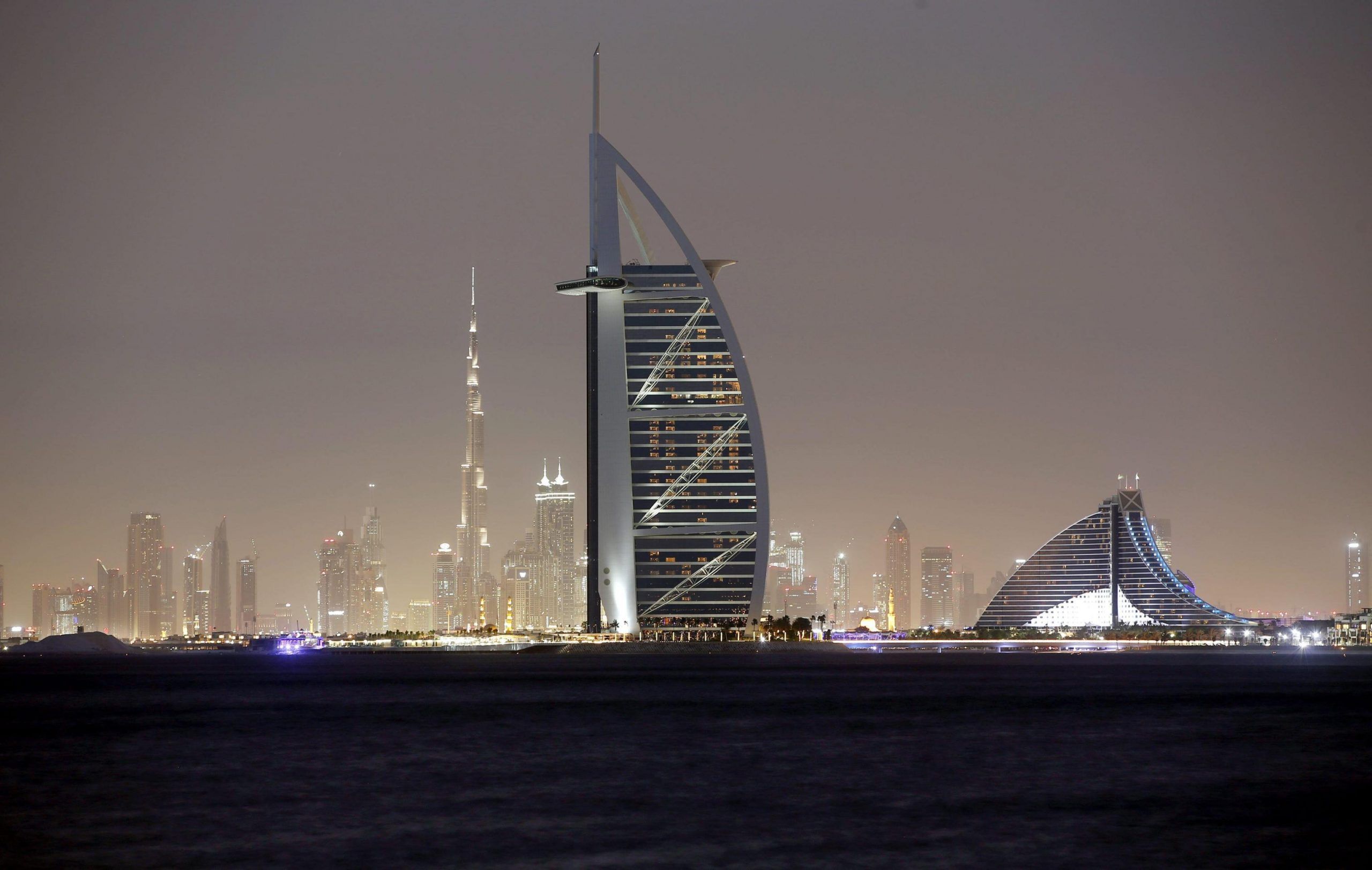 Chiede un permesso con la legge 104, viene trovato a Dubai in vacanza