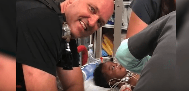 poliziotto eroe salva bimbo