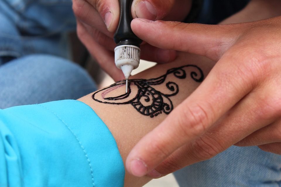 Tatuaggi all’hennè: rischi per la salute dalle dermatiti alle cicatrici