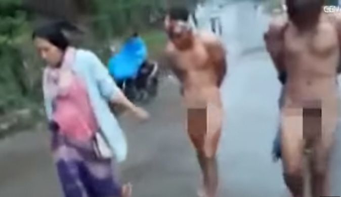 India, stuprano una 17enne costretti per punizione a camminare per le strade nudi e col volto coperto