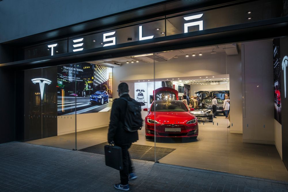Tesla perde miliardi di dollari, ma il titolo vola in borsa: è tutto un grande bluff?