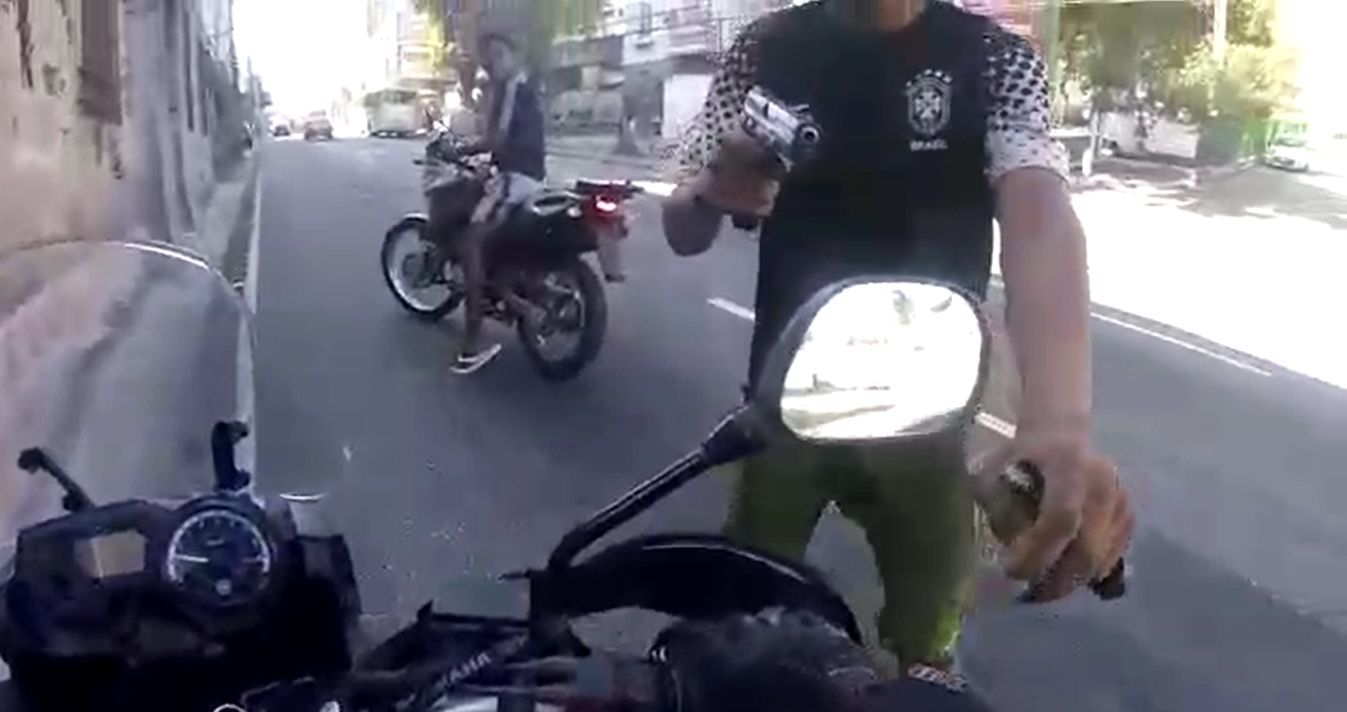 Motociclista filma il momento in cui i banditi gli rubano la moto e gli sparano contro