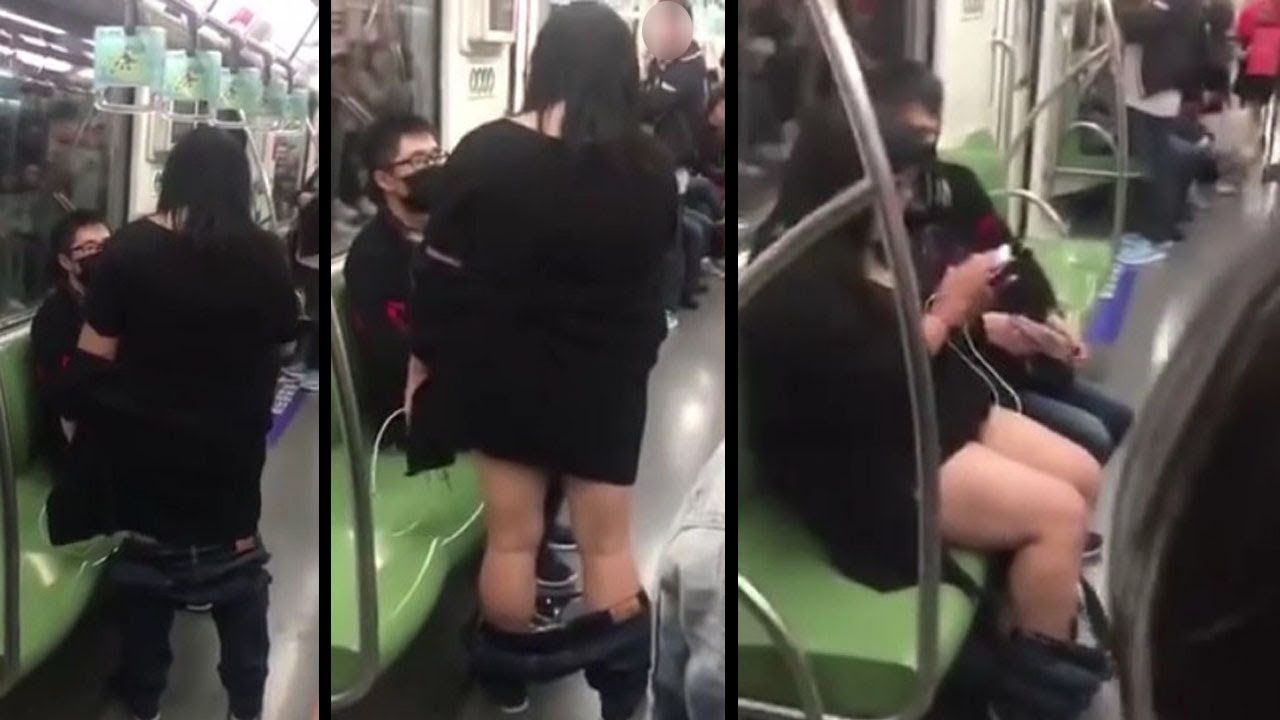 Si spoglia in metro e costringe il fidanzato a inginocchiarsi per chiederle scusa