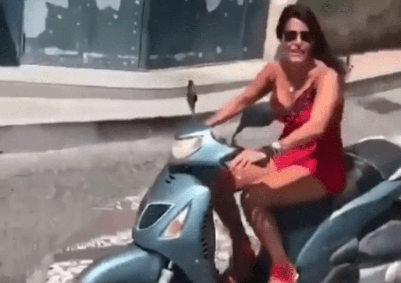 Aida Nizar si schianta in scooter mentre gira un video