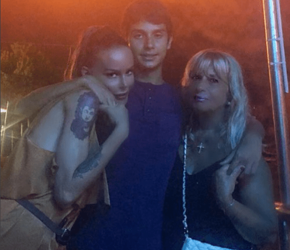 Fabrizio Corona, la foto del figlio Carlos con Nina Moric e mamma Gabriella: ‘Ripartiamo da qui’