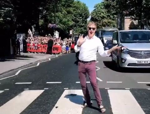 Paul McCartney attraversa le strisce pedonali di Abbey Road, il video diventa virale
