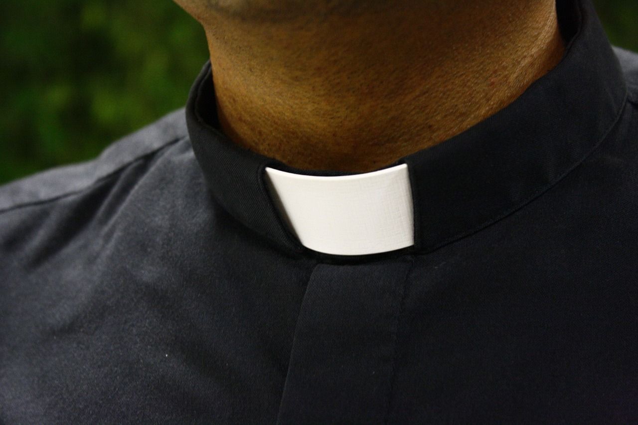 Prato, sacerdote arrestato sorpreso in auto con una bambina di 10 anni