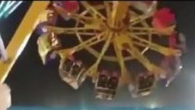 giostra cade a Karachi in Pakistan