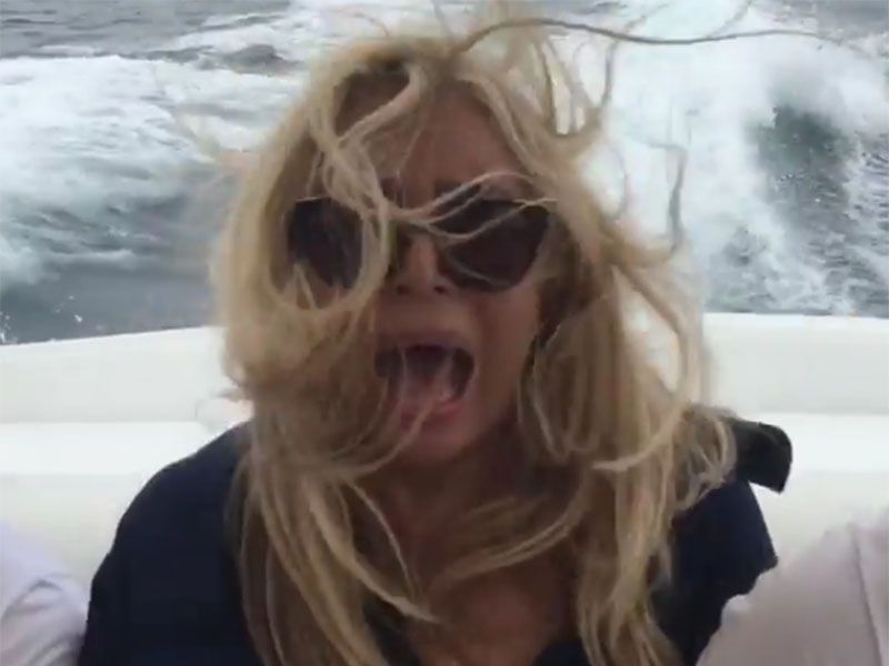 Mara Venier terrorizzata in barca: ‘Aiuto, non so nuotare’. E il video fa boom di click