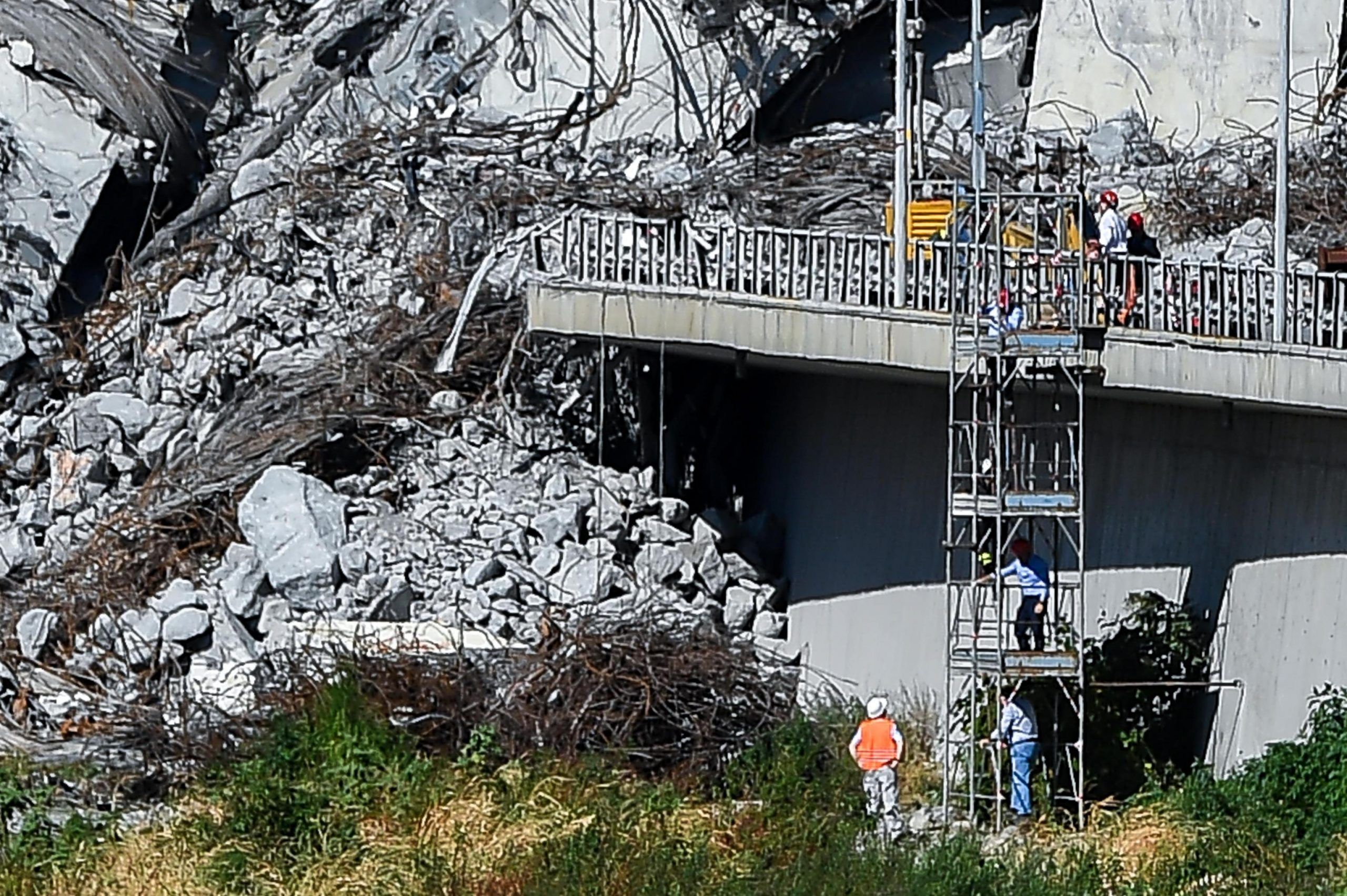 Crollo a Genova: ‘Forse un attentato’, l’ipotesi shock di un ingegnere esperto di ponti