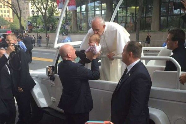 Il ‘miracolo di papa Francesco’: bimba guarita dal tumore al cervello