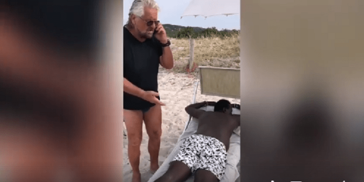 Ironia Beppe Grillo: ‘Salvini fa’ qualcosa, ci sono troppi migranti in spiaggia’