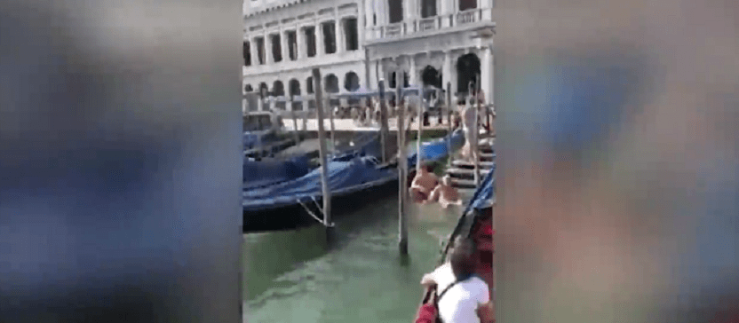 Venezia, turisti fanno il bagno davanti a Piazza San Marco: la lezione del gondoliere è esemplare