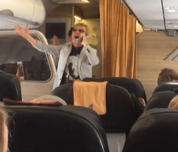 Pupo, tensioni su un volo Alitalia: il cantante si esibisce per calmare i passeggeri