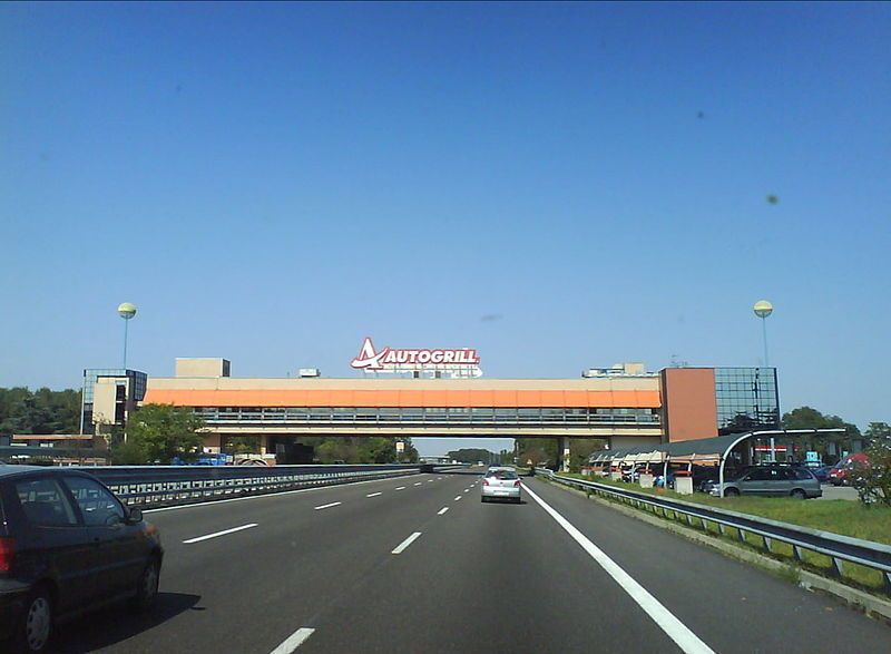 Si ferma all'autogrill per far benzina e si dimentica della moglie