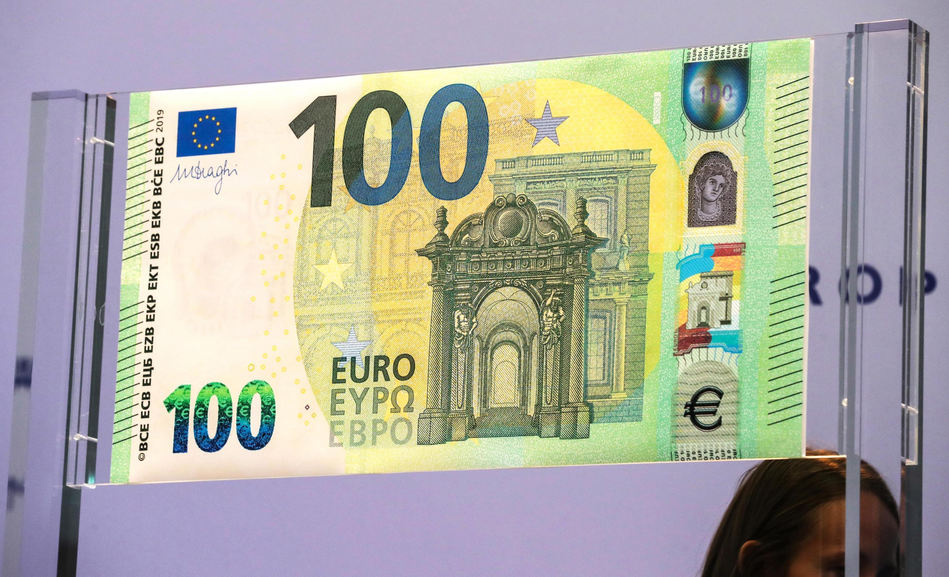 Крупная купюра евро. Евро купюры 100 евро. Новая купюра 100 евро. Купюра 100 евро нового образца. Купюра 100 евро фотографии.