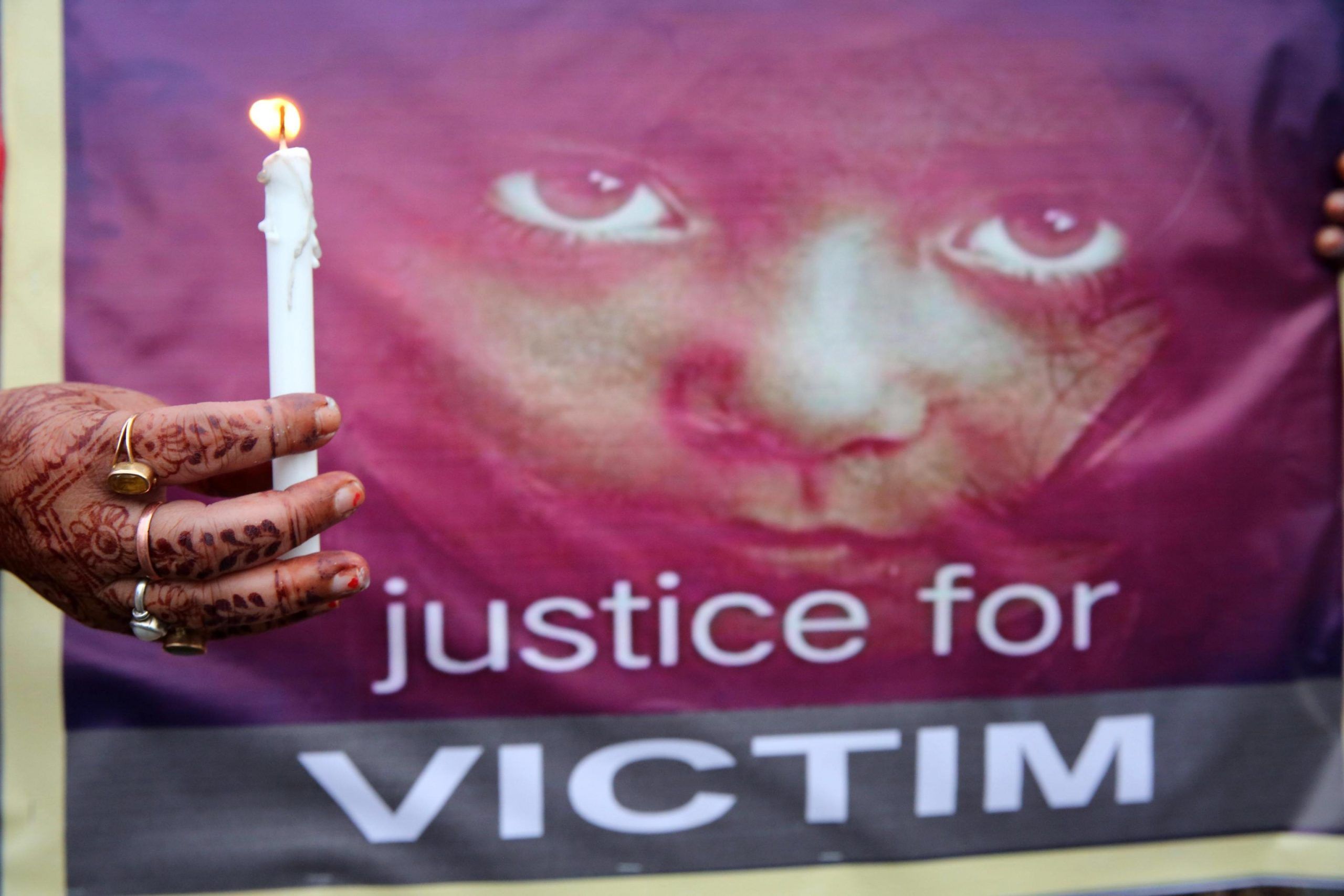 India, bambina di 7 anni violentata con un tubo di metallo: è gravissima
