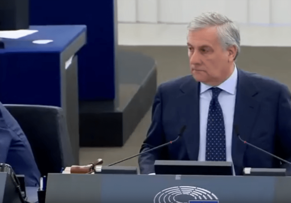 Ue: Tajani zittisce Farage in una lite su Europa, fascismi e dittature