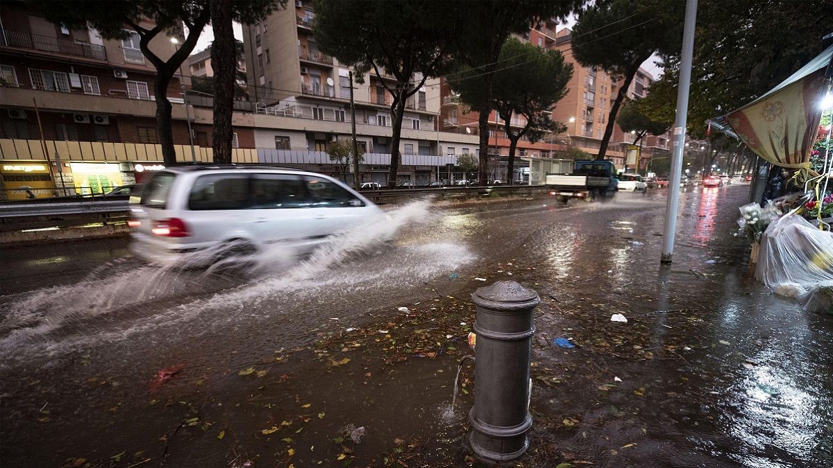 Torna il maltempo, Italia sommersa: temporali, vento, frane e paesi isolati