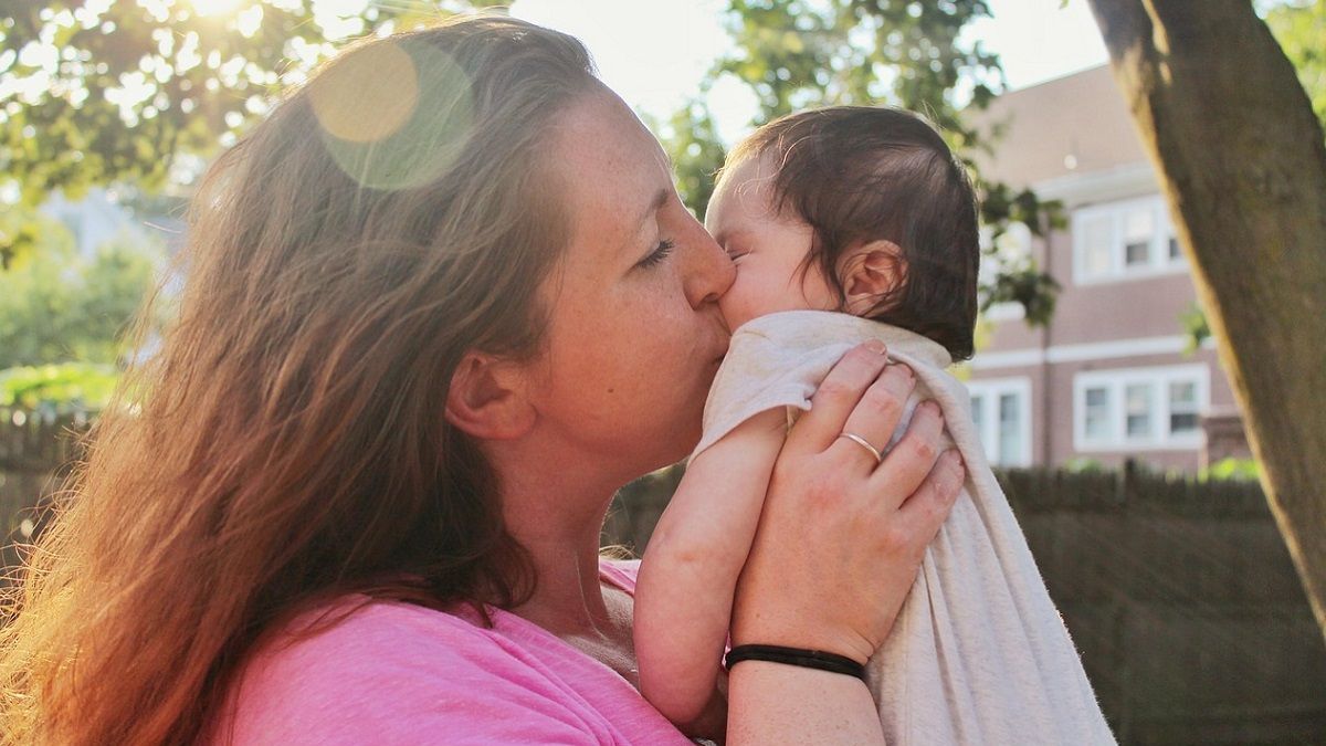 Neonata di due settimane uccisa da un bacio: un parente le ha trasmesso l’Herpes