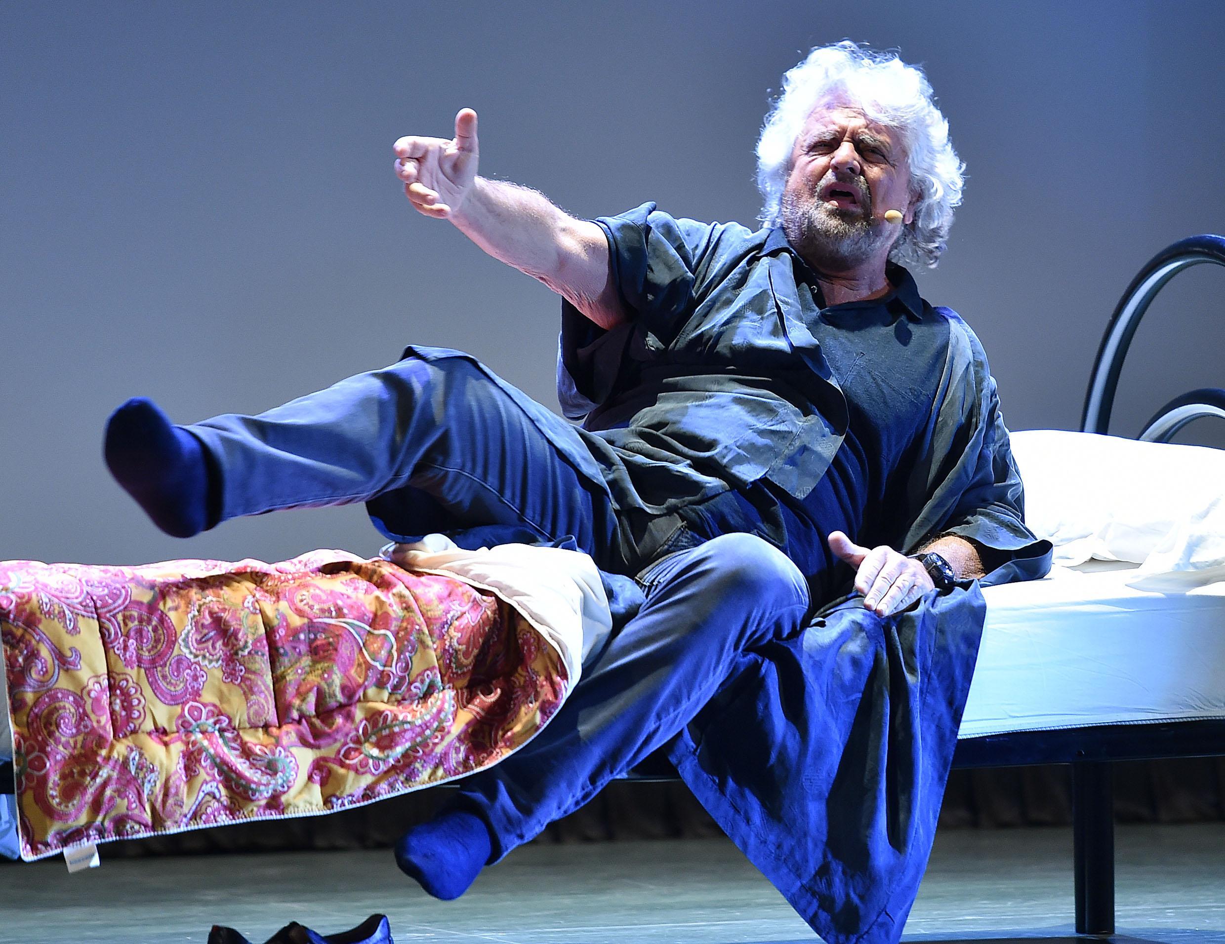 Rai, 30 mila euro a Beppe Grillo per gli sketch in prima serata?  È polemica