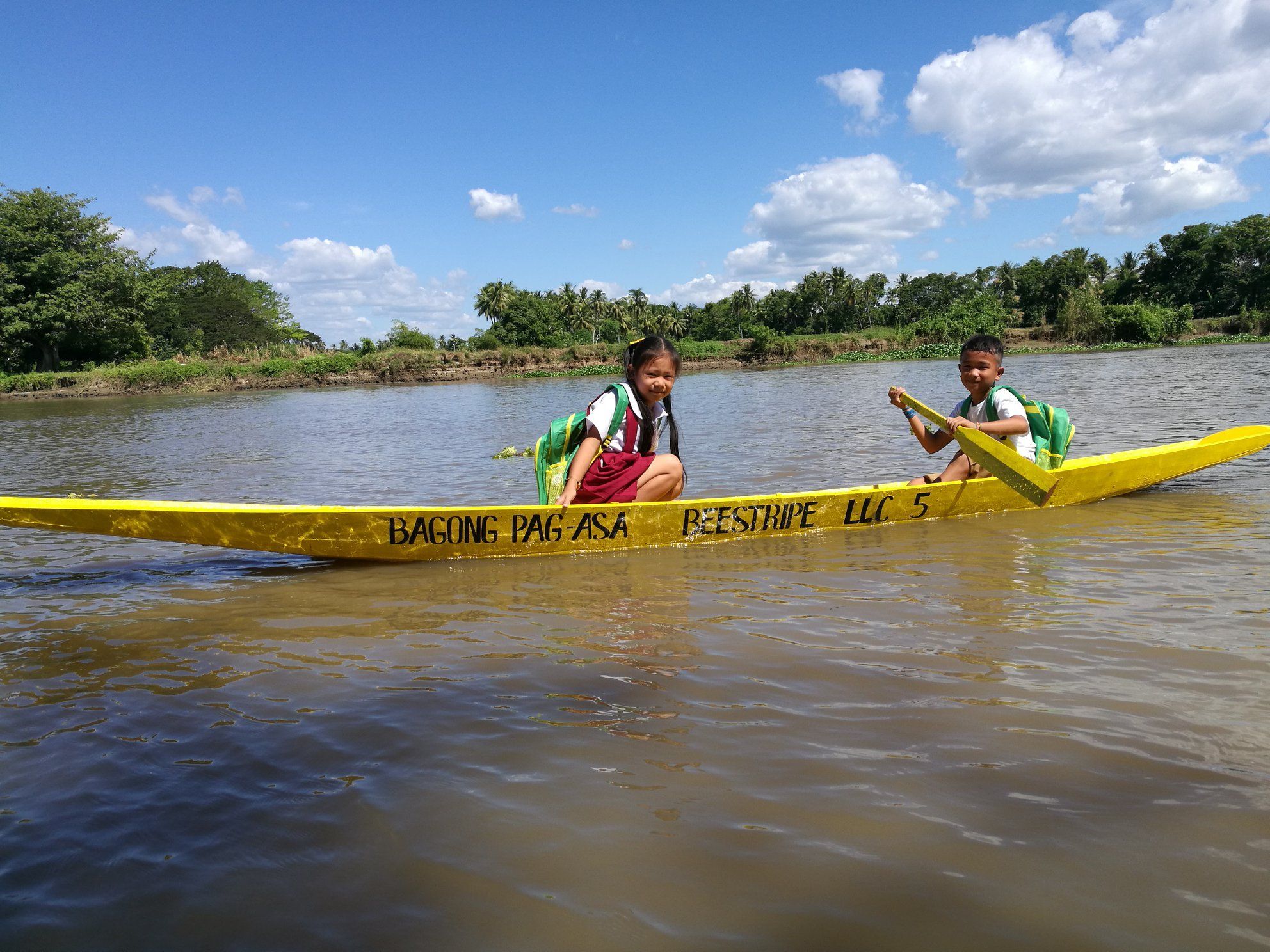 Una barca per andare a scuola: così i social aiutano i bimbi delle Filippine a studiare