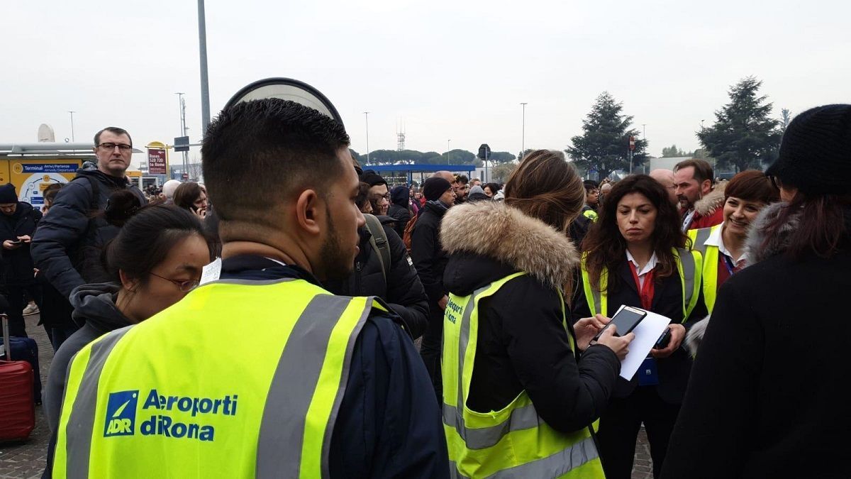 Roma, Ciampino scalo evacuato: presenza di fumo sospetto