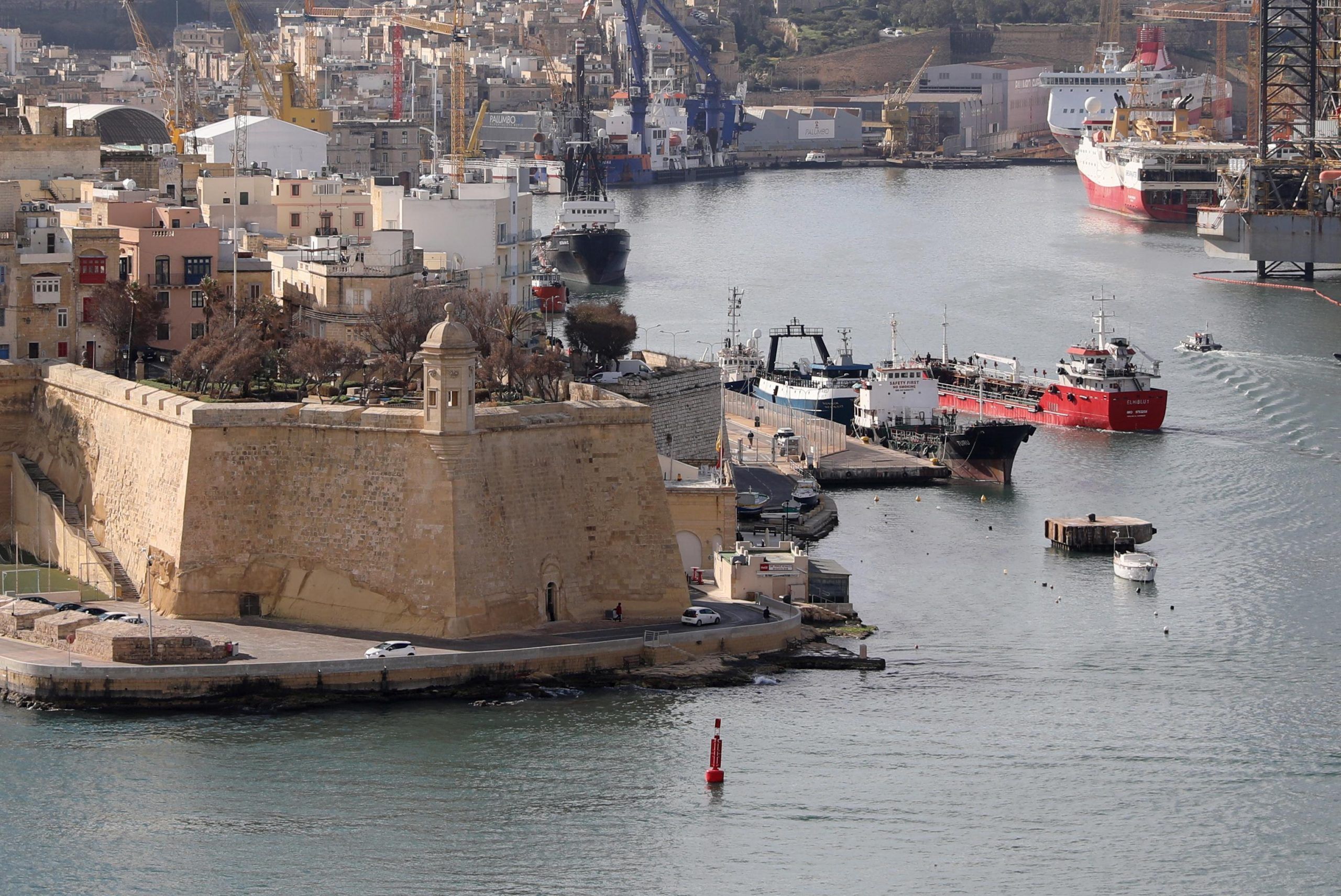 Malta, mercantile dirottato dai migranti attracca dopo l’intervento dei militari