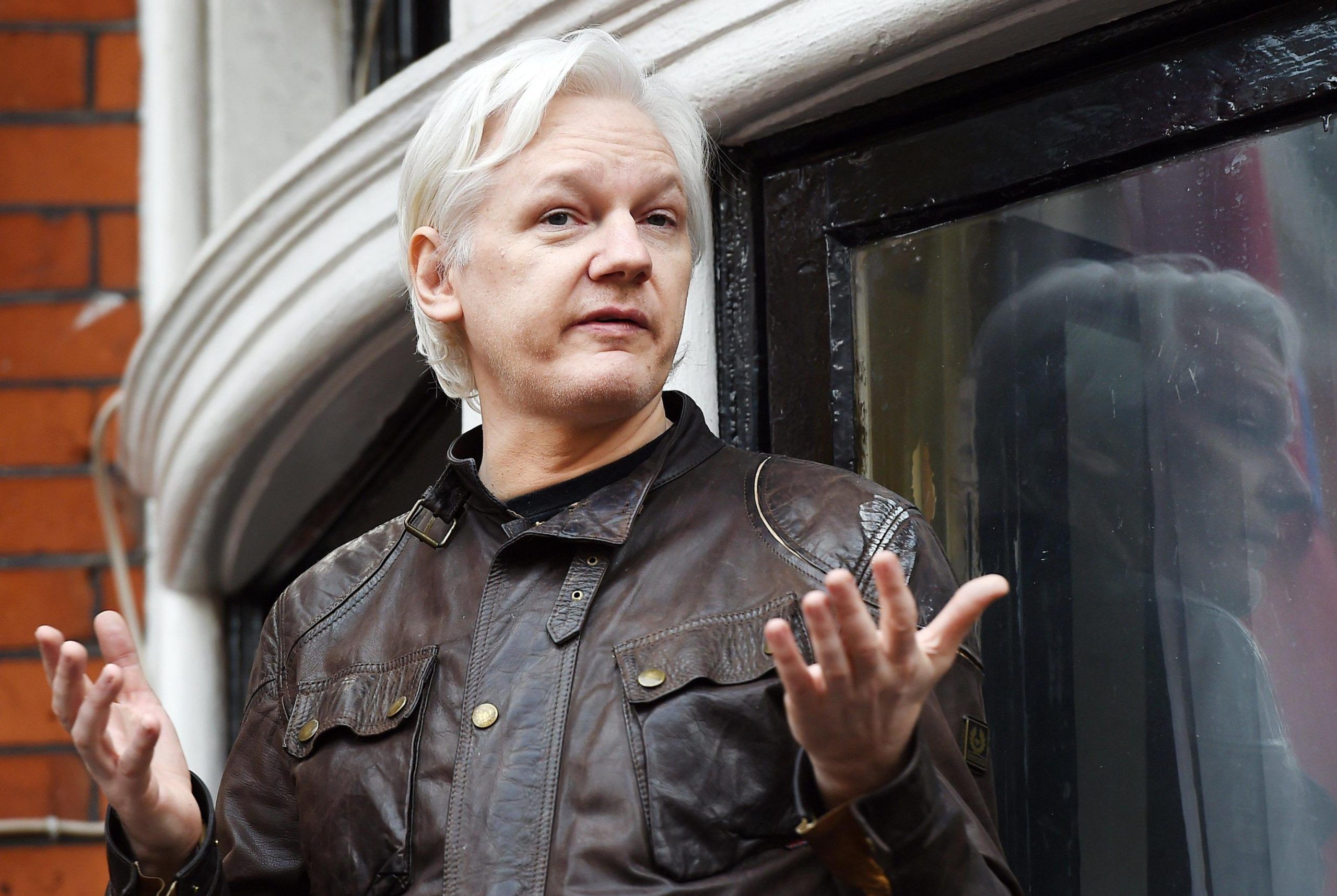 Julian Assange arrestato a Londra: l’Ecuador non protegge più l’uomo di Wikileaks