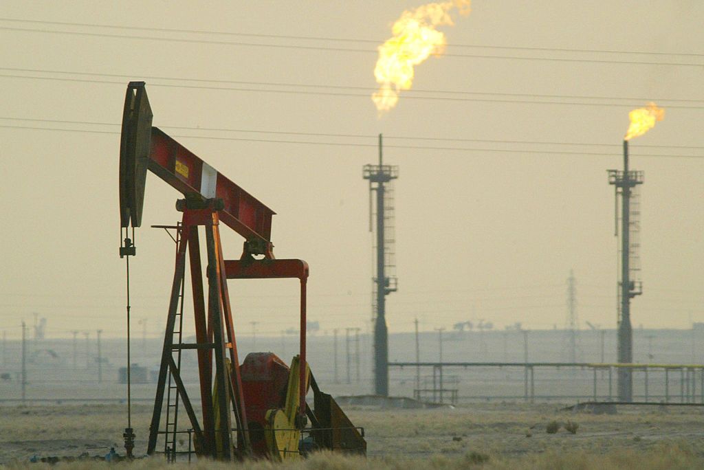 Crisi Iran: la potenza petrolifera raziona la benzina