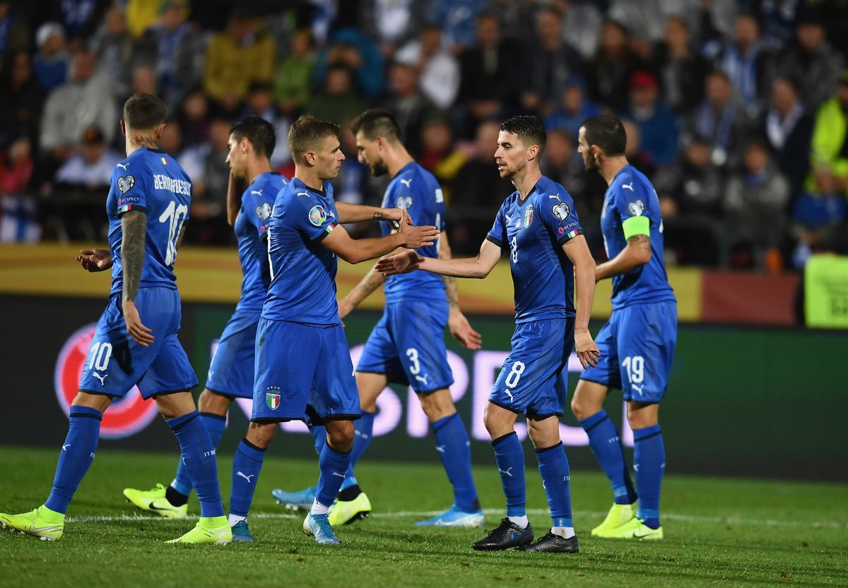I giocatori dell'italia festeggiano dopo un gol
