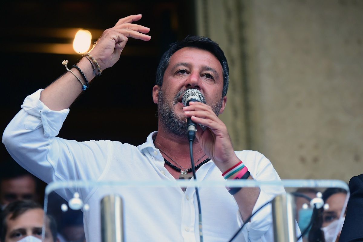Matteo Salvini contestato a Legnano: “Restituisci i 49 milioni”