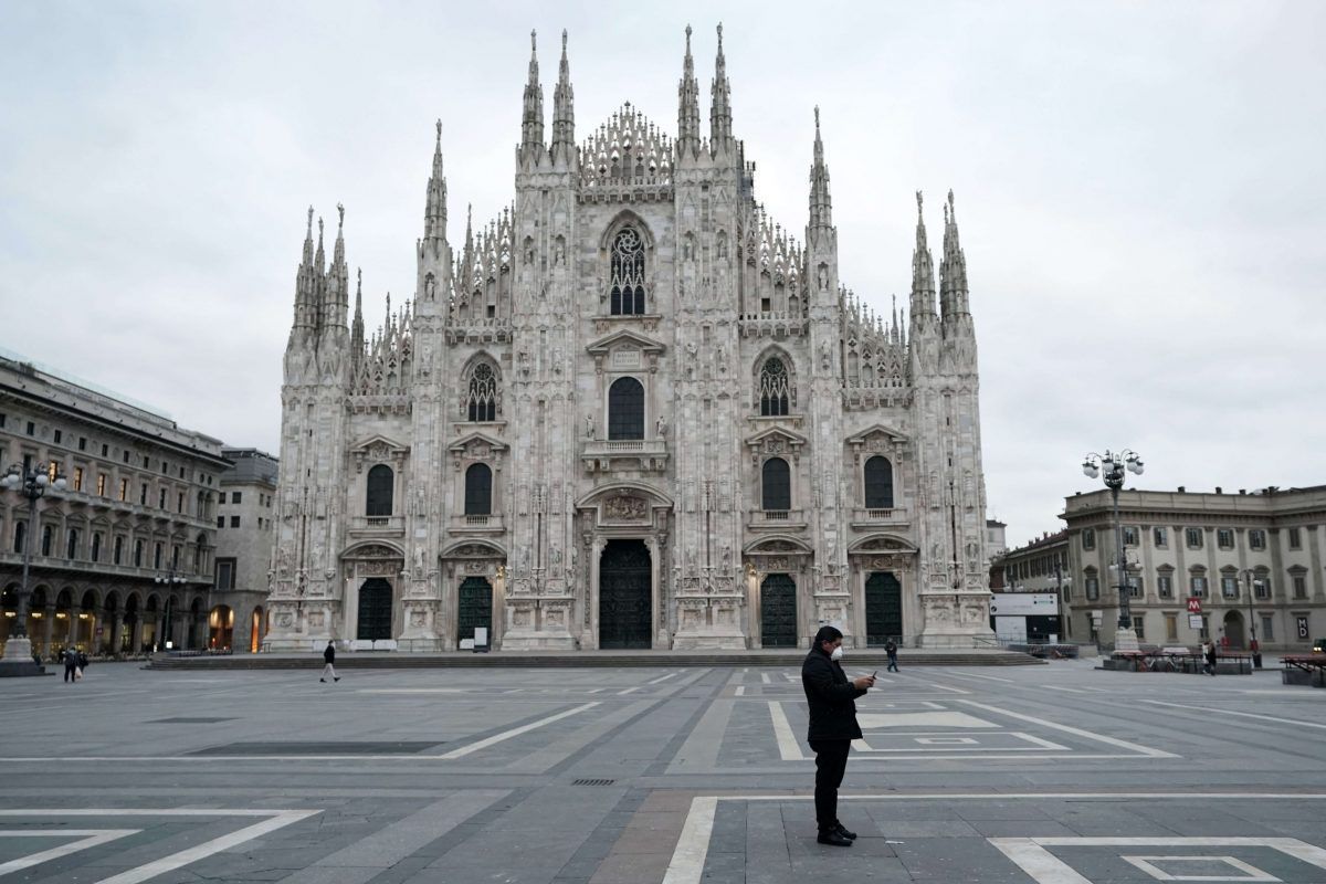 Un uomo solitario con la mascherina davanti al Duomo di Milano a marzo 2020 all'inizio del lockdown
