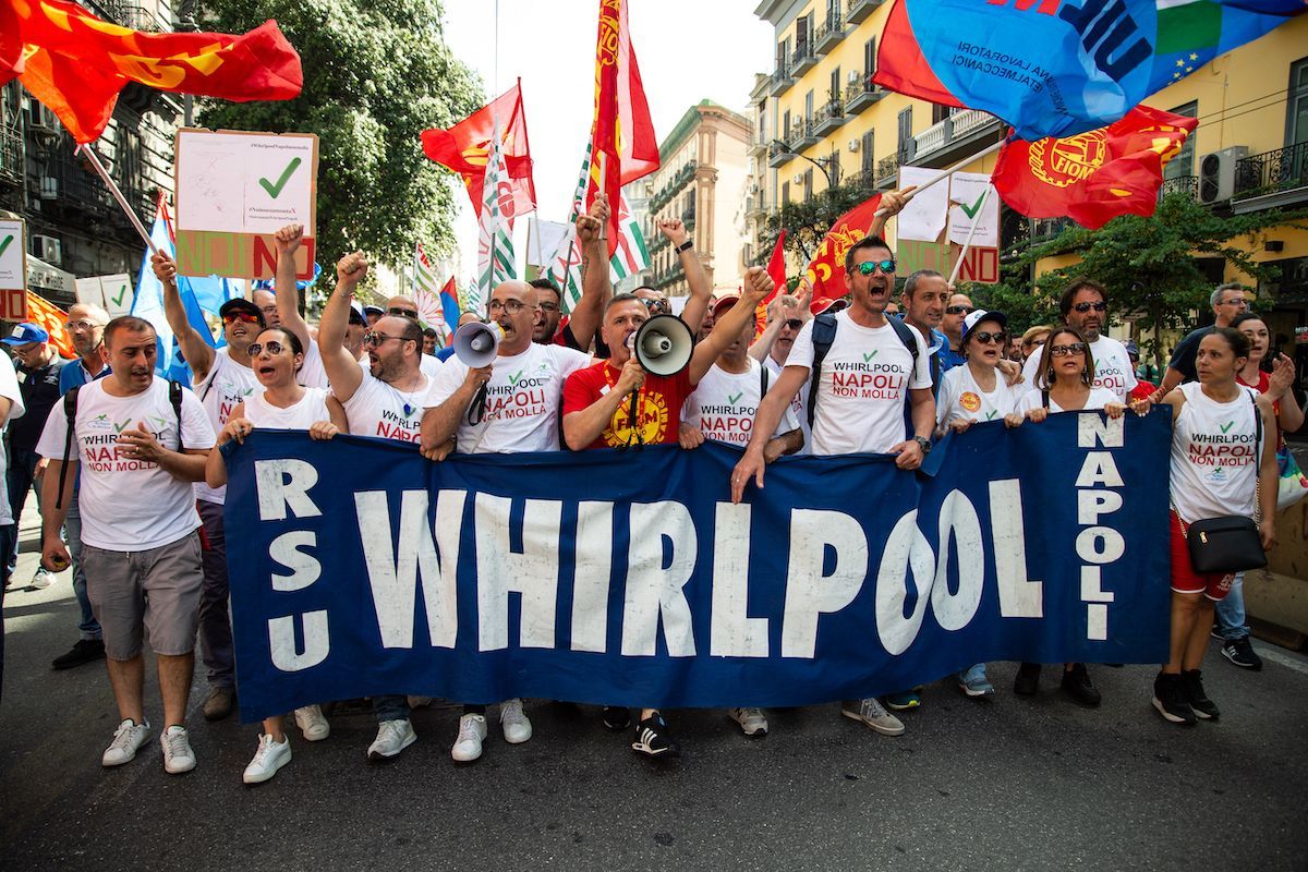 Whirpool Napoli, manifestazione dei lavoratori per la chiusura dello stabilimento