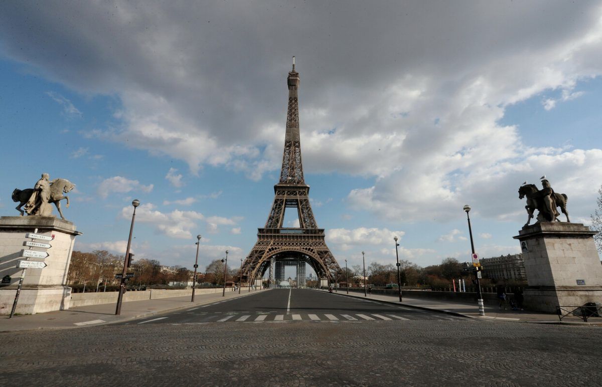 La Tour Eiffel deserta dopo il divieto di assembramenti causa Covid