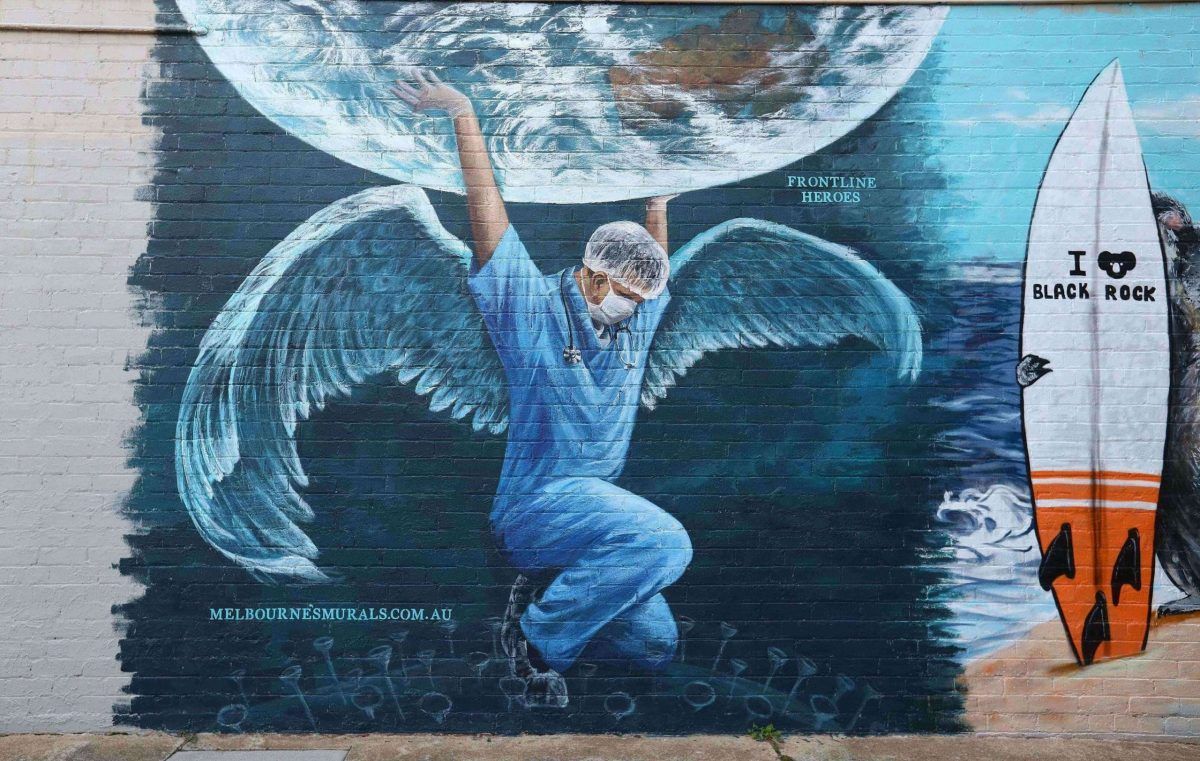 Un murale realizzato a Melbourne ad aprile 2020 per celebrare medici e infermieri impegnati nella lotto al Coronavirus
