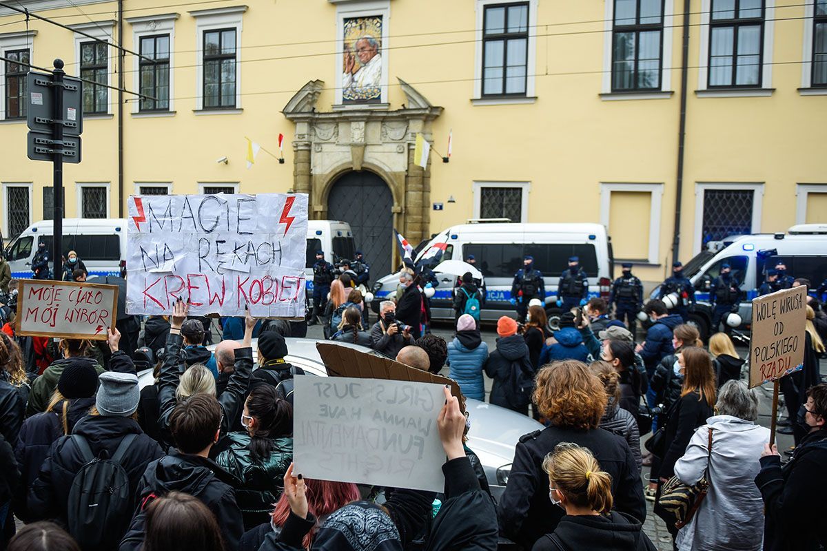 Polonia, continuano le proteste contro il divieto all'aborto