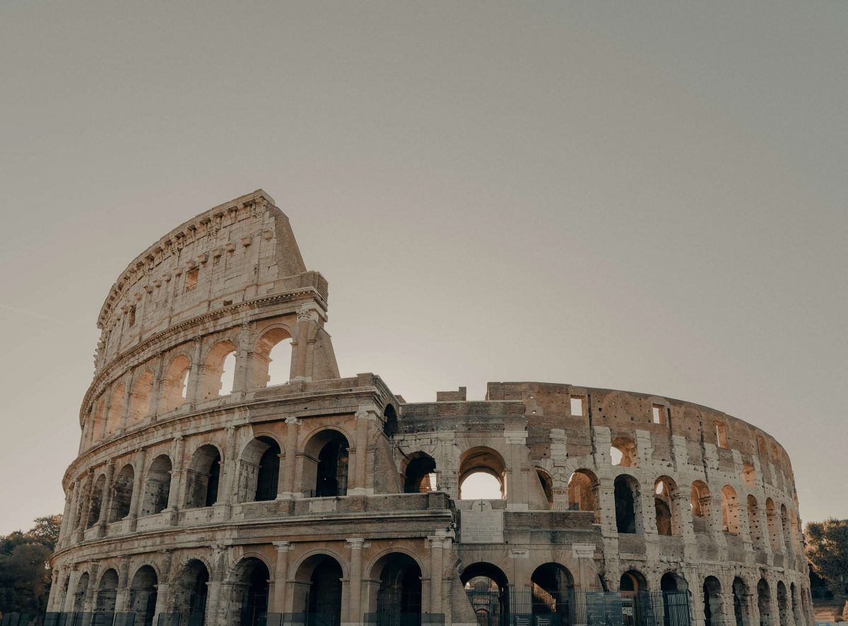 Il Colosseo in una giornata dal cielo grigio