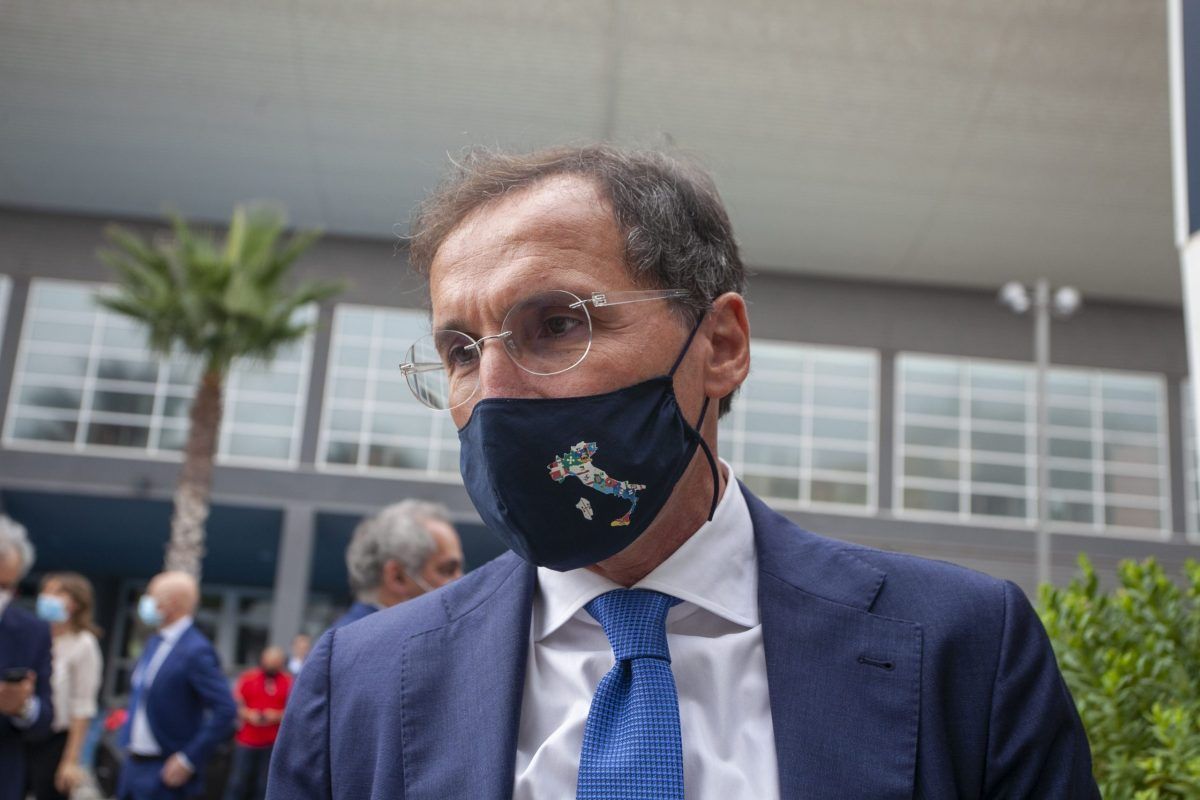 Il ministro Francesco Boccia con la mascherina
