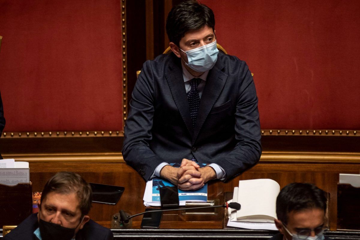 Il ministro della Sanità Roberto Speranza con la mascherina in Parlamento
