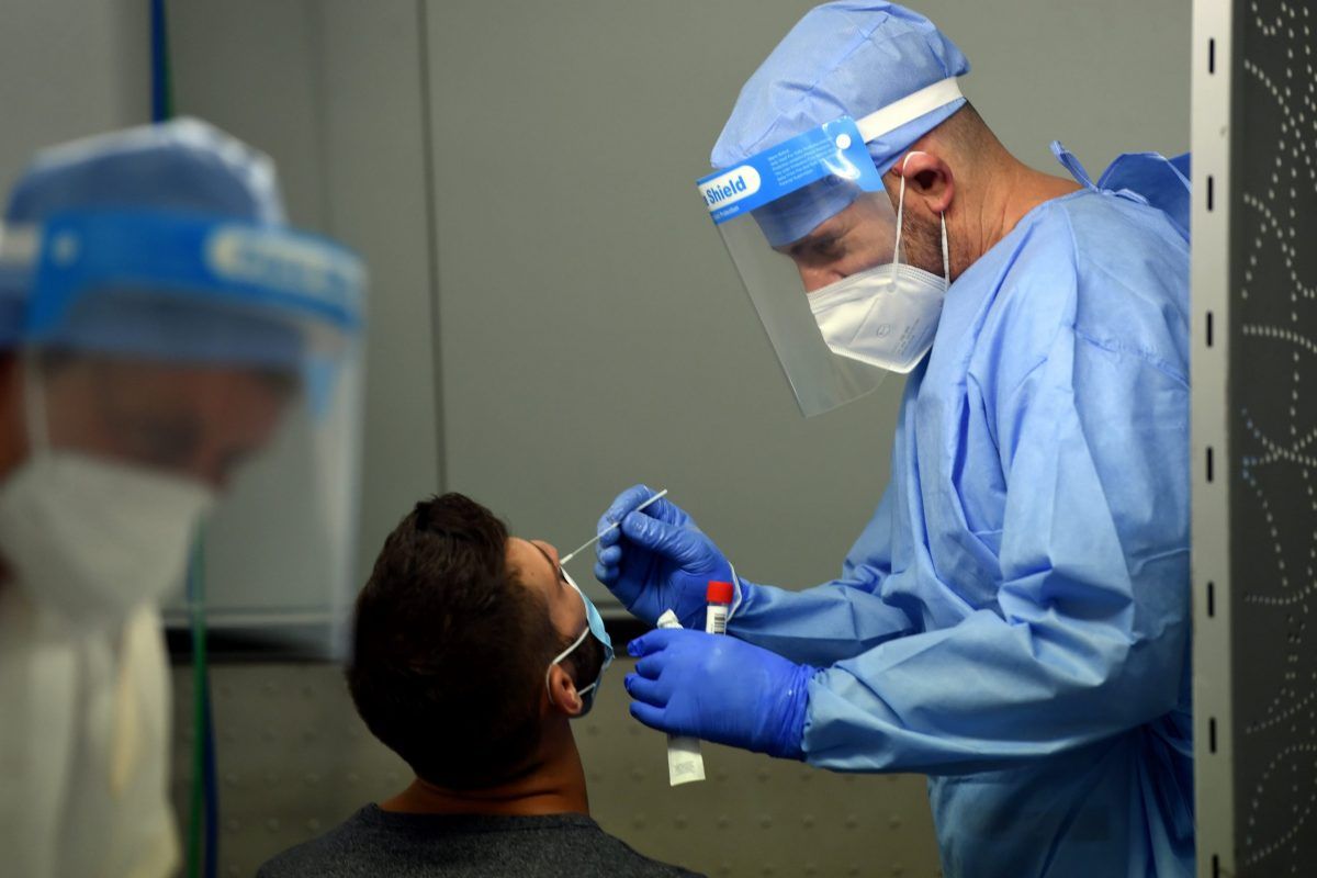 Un medico esegue un tampone all'aeroporto di Malpensa