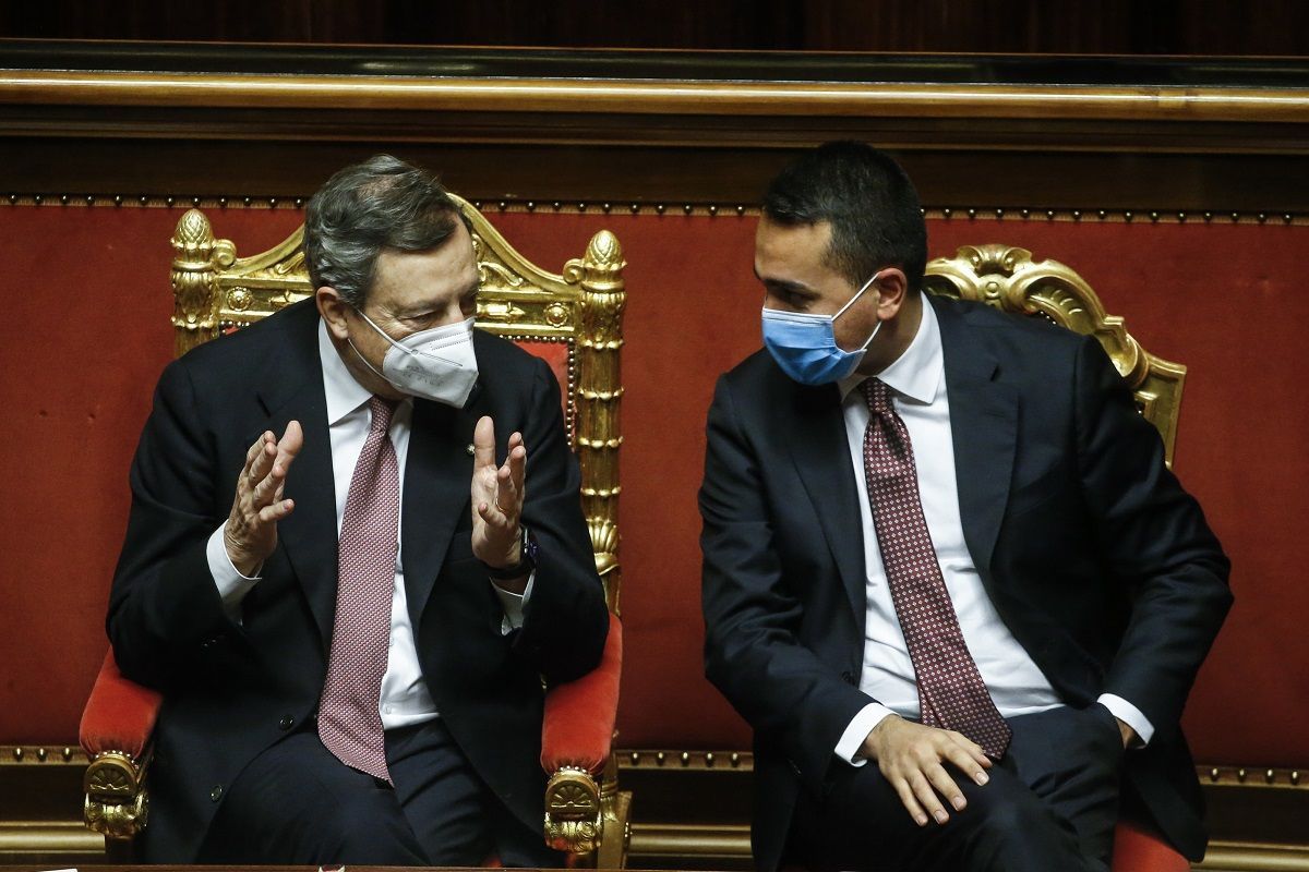 Mario Draghi, il primo ministro italiano, a sinistra, parla con Luigi Di Maio, ministro degli Esteri italiano, durante un voto di fiducia al Senato a Roma, mercoledì 17 febbraio 2021. Draghi ha esortato gli italiani a riunirsi in uno storico sforzo per ricostruire il loro paese, confrontando il compito da svolgere con la ricostruzione del dopoguerra, mentre delineava un'agenda ambiziosa e fermamente pro-europea per il suo nuovo governo