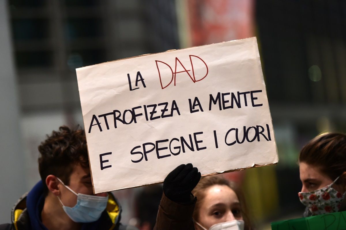 Alcuni studenti protestano contro la chiusura della scuola l'11 gennaio 2021 a Milano, in Italia. Studenti e docenti protestano per la mancata riapertura delle scuole a causa della covid pandemia davanti al palazzo della Regione Lombardia