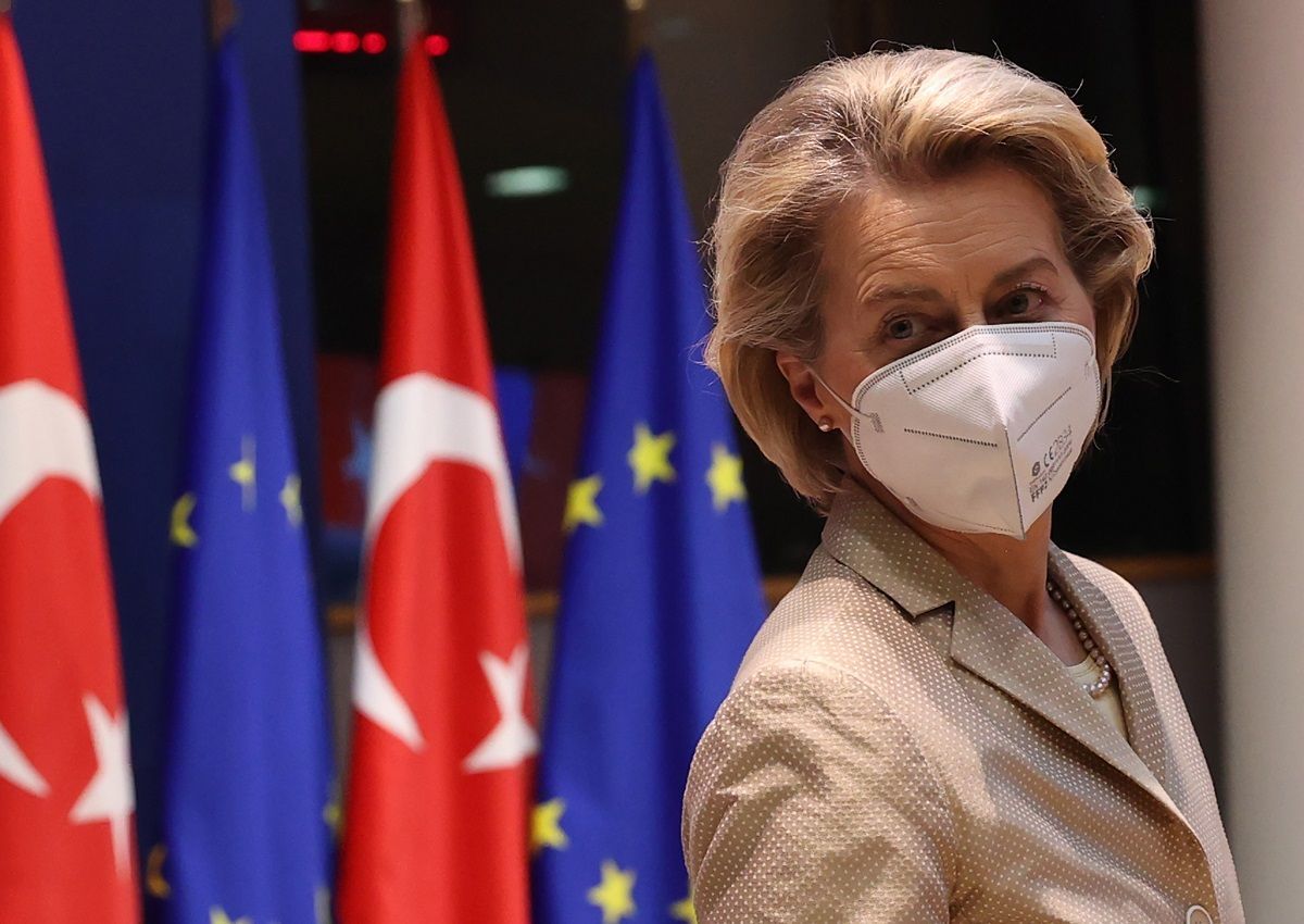 Ursula von der Leyen senza sedia al summit in Turchia con Erdogan: il “sofagate” scatena le critiche